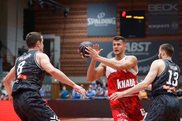 03.10.2021, Basketball, Magenta BBL Pokal, 2021, 2022, Achtelfinale, s.Oliver Wuerzburg - SYNTAINICS MBC, GER, Wuerzburg, s.Oliver Arena Bild: v. li. Johannes Richter (MBC), Filip Stanic (s.Oliver Wuerzburg) und Radii Caisin (MBC) Copyright: HMBxMedia xHeikoxBecker