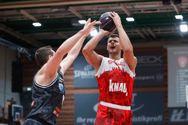 03.10.2021, Basketball, Magenta BBL Pokal, 2021, 2022, Achtelfinale, s.Oliver Wuerzburg - SYNTAINICS MBC, GER, Wuerzburg, s.Oliver Arena Bild: v. li. Johannes Richter (MBC) und Filip Stanic (s.Oliver Wuerzburg) Copyright: HMBxMedia xHeikoxBecker