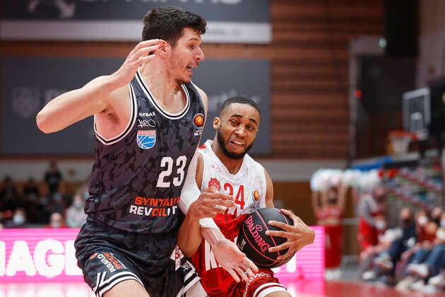 03.10.2021, Basketball, Magenta BBL Pokal, 2021, 2022, Achtelfinale, s.Oliver Wuerzburg - SYNTAINICS MBC, GER, Wuerzburg, s.Oliver Arena Bild: v. li. Goran Huskic (MBC) und Cameron Hunt (s.Oliver Wuerzburg) Copyright: HMBxMedia xHeikoxBecker