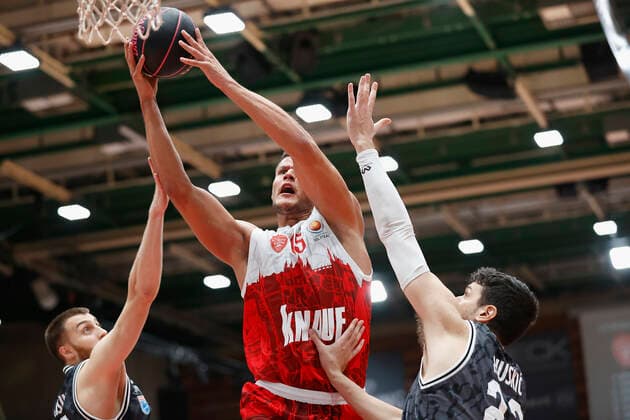 03.10.2021, Basketball, Magenta BBL Pokal, 2021, 2022, Achtelfinale, s.Oliver Wuerzburg - SYNTAINICS MBC, GER, Wuerzburg, s.Oliver Arena Bild: v. li. Radii Caisin (MBC), Filip Stanic (s.Oliver Wuerzburg) und Goran Huskic (MBC) Copyright: HMBxMedia xHeikoxBecker