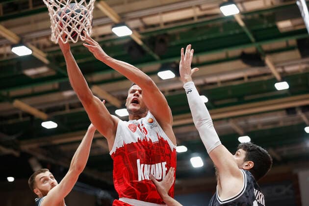 03.10.2021, Basketball, Magenta BBL Pokal, 2021, 2022, Achtelfinale, s.Oliver Wuerzburg - SYNTAINICS MBC, GER, Wuerzburg, s.Oliver Arena Bild: v. li. Radii Caisin (MBC), Filip Stanic (s.Oliver Wuerzburg) und Goran Huskic (MBC) Copyright: HMBxMedia xHeikoxBecker