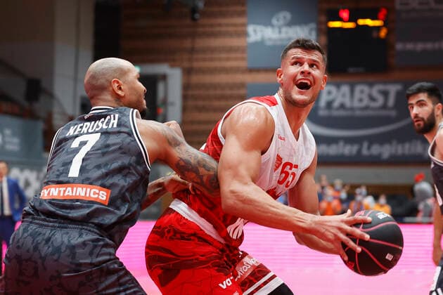 03.10.2021, Basketball, Magenta BBL Pokal, 2021, 2022, Achtelfinale, s.Oliver Wuerzburg - SYNTAINICS MBC, GER, Wuerzburg, s.Oliver Arena Bild: v. li. Sergio Kerusch (MBC) und Filip Stanic (s.Oliver Wuerzburg) Copyright: HMBxMedia xHeikoxBecker