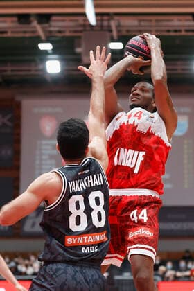 03.10.2021, Basketball, Magenta BBL Pokal, 2021, 2022, Achtelfinale, s.Oliver Wuerzburg - SYNTAINICS MBC, GER, Wuerzburg, s.Oliver Arena Bild: v. li. Behnam Yakhchali (MBC) und William Buford (s.Oliver Wuerzburg) Copyright: HMBxMedia xHeikoxBecker