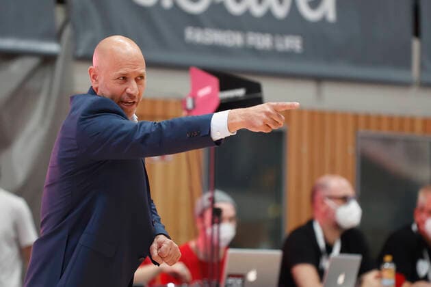 03.10.2021, Basketball, Magenta BBL Pokal, 2021, 2022, Achtelfinale, s.Oliver Wuerzburg - SYNTAINICS MBC, GER, Wuerzburg, s.Oliver Arena Bild: v. li. Headcoach Denis Wucherer (s.Oliver Wuerzburg) Copyright: HMBxMedia xHeikoxBecker