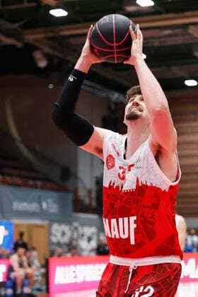 03.10.2021, Basketball, Magenta BBL Pokal, 2021, 2022, Achtelfinale, s.Oliver Wuerzburg - SYNTAINICS MBC, GER, Wuerzburg, s.Oliver Arena Bild: v. li. Nicolas Carvacho (s.Oliver Wuerzburg) Copyright: HMBxMedia xHeikoxBecker