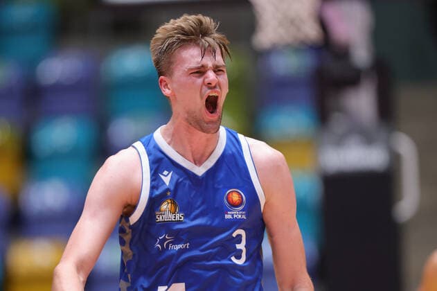 Fraport Skyliners - EWE Baskets Oldenburg, BBL-Pokal Matt Haarms (Fraport Skyliner, 3). Basketball-Spiel des MagentaSport BBL Pokal-Achtelfinales zwischen den Fraport Skyliners und den EWE Baskets Oldenburg am 3. Oktober 2021 in der Fraport-Arena in Frankfurt am Main., Frankfurt am Main Hessen Deutschland Fraport-Arena