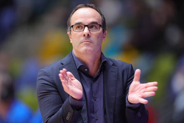 Fraport Skyliners - EWE Baskets Oldenburg, BBL-Pokal Head Coach Diego Ocampo (Fraport Skyliner). Basketball-Spiel des MagentaSport BBL Pokal-Achtelfinales zwischen den Fraport Skyliners und den EWE Baskets Oldenburg am 3. Oktober 2021 in der Fraport-Arena in Frankfurt am Main., Frankfurt am Main Hessen Deutschland Fraport-Arena