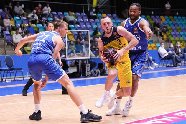 Fraport Skyliners - EWE Baskets Oldenburg, BBL-Pokal Max Heidegger (Baskets Oldenburg, 3) gegen Lorenz Brenneke (Fraport Skyliner, 21) und Quantez Robertson (Fraport Skyliner, 23). Basketball-Spiel des MagentaSport BBL Pokal-Achtelfinales zwischen den Fraport Skyliners und den EWE Baskets Oldenburg am 3. Oktober 2021 in der Fraport-Arena in Frankfurt am Main., Frankfurt am Main Hessen Deutschland Fraport-Arena