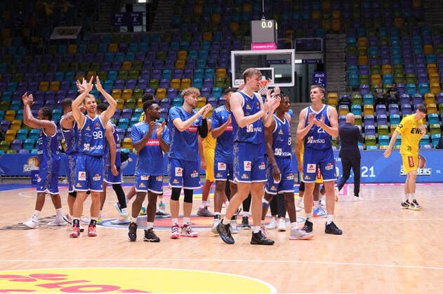 Fraport Skyliners - EWE Baskets Oldenburg, BBL-Pokal Jubel der Fraport Skyliners nach Spielende. Basketball-Spiel des MagentaSport BBL Pokal-Achtelfinales zwischen den Fraport Skyliners und den EWE Baskets Oldenburg am 3. Oktober 2021 in der Fraport-Arena in Frankfurt am Main., Frankfurt am Main Hessen Deutschland Fraport-Arena