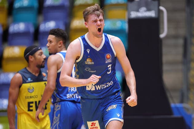 Fraport Skyliners - EWE Baskets Oldenburg, BBL-Pokal Matt Haarms (Fraport Skyliner, 3) jubelt. Basketball-Spiel des MagentaSport BBL Pokal-Achtelfinales zwischen den Fraport Skyliners und den EWE Baskets Oldenburg am 3. Oktober 2021 in der Fraport-Arena in Frankfurt am Main., Frankfurt am Main Hessen Deutschland Fraport-Arena
