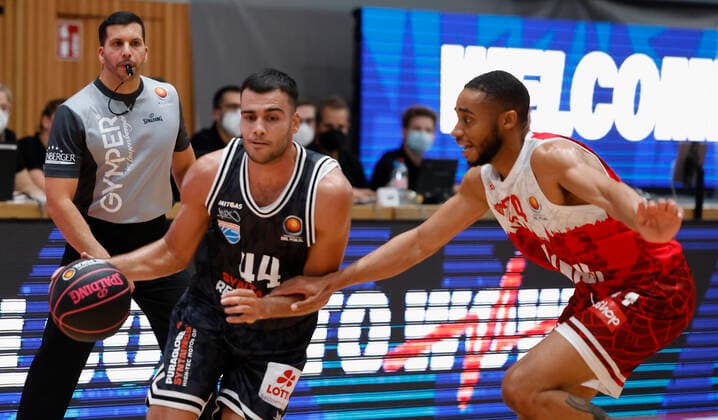 03.10.2021, Basketball, Magenta BBL Pokal, 2021, 2022, Achtelfinale, s.Oliver Wuerzburg - SYNTAINICS MBC, GER, Wuerzburg, s.Oliver Arena Bild: v. li. Nikola Rebic (MBC) und Cameron Hunt (s.Oliver Wuerzburg) Copyright: HMBxMedia xHeikoxBecker