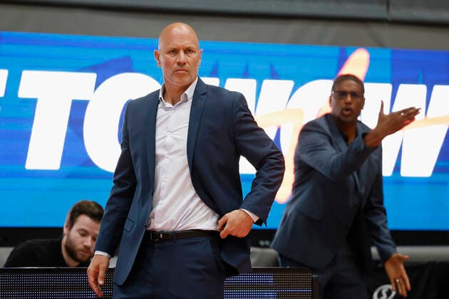 03.10.2021, Basketball, Magenta BBL Pokal, 2021, 2022, Achtelfinale, s.Oliver Wuerzburg - SYNTAINICS MBC, GER, Wuerzburg, s.Oliver Arena Bild: v. li. Headcoach Denis Wucherer (s.Oliver Wuerzburg) Copyright: HMBxMedia xHeikoxBecker