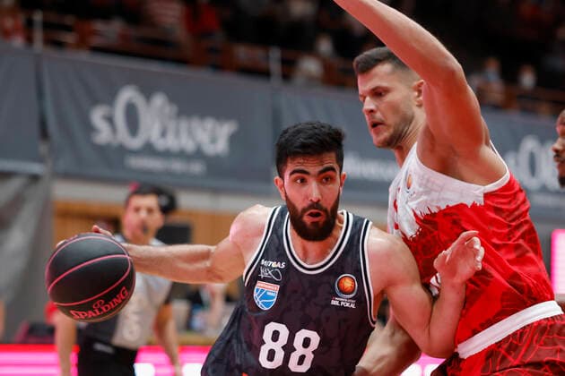 03.10.2021, Basketball, Magenta BBL Pokal, 2021, 2022, Achtelfinale, s.Oliver Wuerzburg - SYNTAINICS MBC, GER, Wuerzburg, s.Oliver Arena Bild: v. li. Behnam Yakhchali (MBC) und Filip Stanic (s.Oliver Wuerzburg) Copyright: HMBxMedia xHeikoxBecker