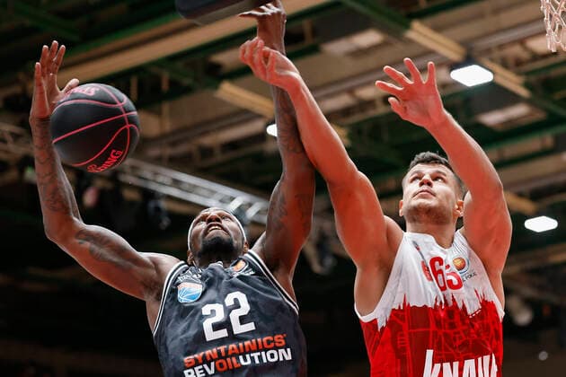 03.10.2021, Basketball, Magenta BBL Pokal, 2021, 2022, Achtelfinale, s.Oliver Wuerzburg - SYNTAINICS MBC, GER, Wuerzburg, s.Oliver Arena Bild: v. li. Chris Coffey (MBC) und Filip Stanic (s.Oliver Wuerzburg) Copyright: HMBxMedia xHeikoxBecker