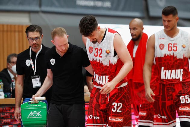03.10.2021, Basketball, Magenta BBL Pokal, 2021, 2022, Achtelfinale, s.Oliver Wuerzburg - SYNTAINICS MBC, GER, Wuerzburg, s.Oliver Arena Bild: Nicolas Carvacho (s.Oliver Wuerzburg) wird verletzt vom Spiel gefuehrt Copyright: HMBxMedia xHeikoxBecker