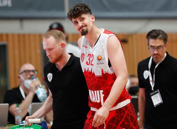 03.10.2021, Basketball, Magenta BBL Pokal, 2021, 2022, Achtelfinale, s.Oliver Wuerzburg - SYNTAINICS MBC, GER, Wuerzburg, s.Oliver Arena Bild: Nicolas Carvacho (s.Oliver Wuerzburg) wird verletzt vom Spiel gefuehrt Copyright: HMBxMedia xHeikoxBecker