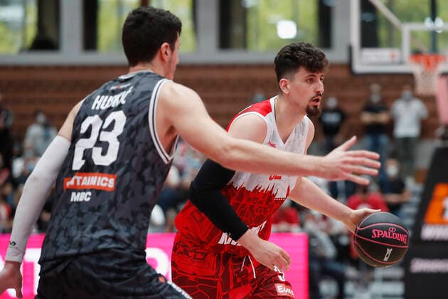 03.10.2021, Basketball, Magenta BBL Pokal, 2021, 2022, Achtelfinale, s.Oliver Wuerzburg - SYNTAINICS MBC, GER, Wuerzburg, s.Oliver Arena Bild: v. li. Goran Huskic (MBC) und Nicolas Carvacho (s.Oliver Wuerzburg) Copyright: HMBxMedia xHeikoxBecker