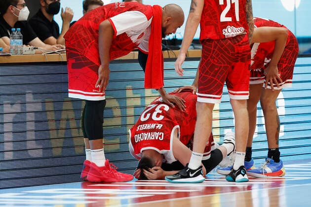03.10.2021, Basketball, Magenta BBL Pokal, 2021, 2022, Achtelfinale, s.Oliver Wuerzburg - SYNTAINICS MBC, GER, Wuerzburg, s.Oliver Arena Bild: v. li. Alex King (s.Oliver Wuerzburg) bei dem verletzten Nicolas Carvacho (s.Oliver Wuerzburg) Copyright: HMBxMedia xHeikoxBecker