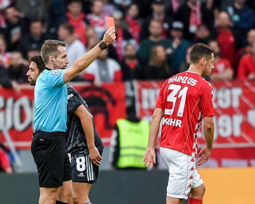 03.10.2021, xpsx, Fussball 1.Bundesliga, 1.FSV Mainz 05 - 1. FC Union Berlin v.l. gelb rote Karte Dominik Kohr (FSV Mainz 05) (DFL DFB REGULATIONS PROHIBIT ANY USE OF PHOTOGRAPHS as IMAGE SEQUENCES and or QUASI-VIDEO) emspor Mainz