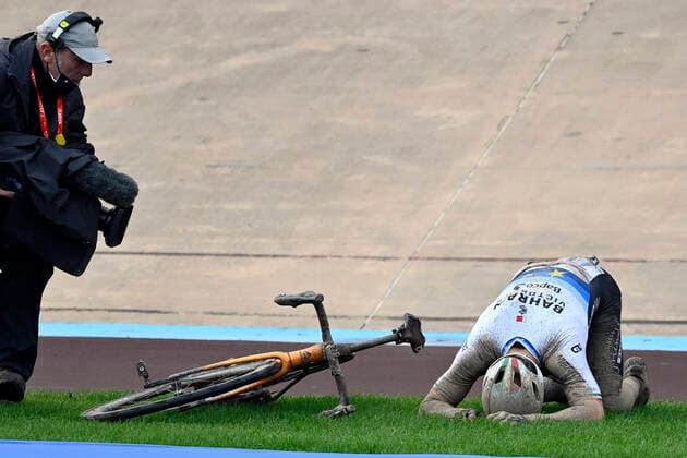 Italian Sonny Colbrelli of Bahrain Victorious celebrates after winning the men elite race of the Paris-Roubaix cycling event, 257,7km from Compiegne to Roubaix, France on Sunday 03 October 2021. ERICxLALMAND  x3106042x