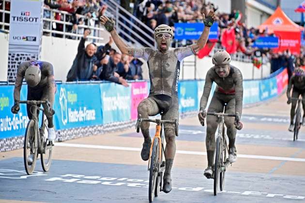 Bilder des Jahres 2021, Sport 10 Oktober Sport Themen der Woche KW39 Sport Bilder des Tages ROUBAIX, FRANCE - OCTOBER 03 : COLBRELLI Sonny (ITA) of BAHRAIN VICTORIOUS victory pictured during the UCI World Tour 118th Paris Roubaix cycling race with start in Compiegne and finish at the Velodrome Andre-Petrieux in Roubaix on October 03, 2021 in Roubaix, France, 03 10 2021 ( Motordriver Kenny Verfaillie - Paris Roubaix 2021 UCI World Tour Cycling Race PhotoNews Panoramic 