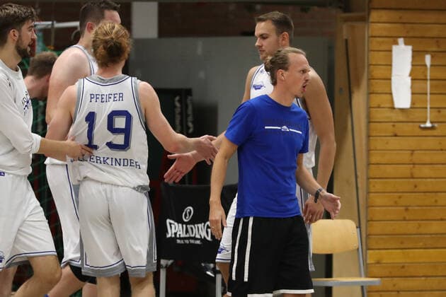 Deutzer TV vs. BSV Münsterland Baskets Wulfen, Basketball, Regionalliga, in blau: Trainer Nils Müller (Deutz), 03.10.2020, Bild: