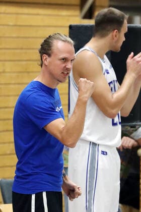 Deutzer TV vs. BSV Münsterland Baskets Wulfen, Basketball, Regionalliga, in blau: Trainer Nils Müller (Deutz), 03.10.2020, Bild: