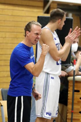 Deutzer TV vs. BSV Münsterland Baskets Wulfen, Basketball, Regionalliga, in blau: Trainer Nils Müller (Deutz), 03.10.2020, Bild:
