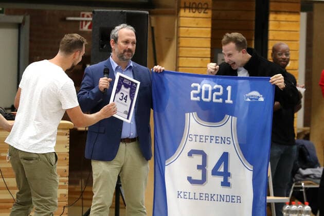 Deutzer TV vs. BSV Münsterland Baskets Wulfen, Basketball, Regionalliga, Verabschiedung von Timo Steffens (rechts, Deutz) und Aufnahme in die Hall of Fame, seine Rückennummer wird nicht mehr vergeben, 03.10.2020, Bild: