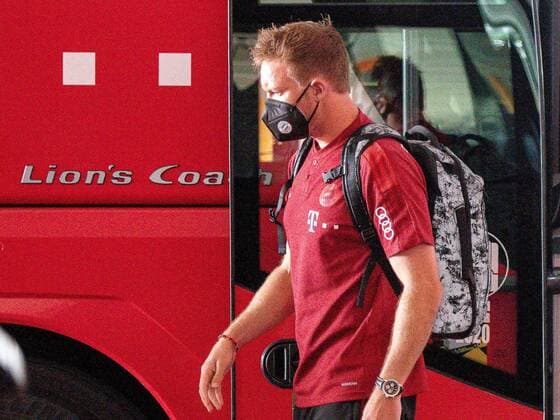 Julian Nagelsmann (FC Bayern Muenchen, Chef-Trainer), bei der Ankuft am Stadion, steigt aus dem Bus, mit Maske, GER, FC Bayern Muenchen vs. Eintracht Frankfurt, Fussball, Bundesliga, 7. Spieltag, Spielzeit 2021 2022, 02.10.2021, DFB DFL regulations prohibit any use of photographs as image sequences and or quasi-video., GER, FC Bayern Muenchen vs. Dynamo Kiew, Fussball, Champions League, 2. Spieltag, Gruppenphase, Spielzeit 2021 2022, 29.09.2021 Muenchen Copyright: xEibner-Pressefoto SaschaxWaltherx EP_EER