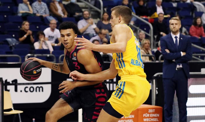 Tyson Ward, Tim Schneider Aktion Spielszene Zweikampf Basketball BBL Pokal Achtelfinale Bundesliga Herren Saison 2021 2022 03.10.2021 ALBA Berlin vs. Telekom Baskets Bonn