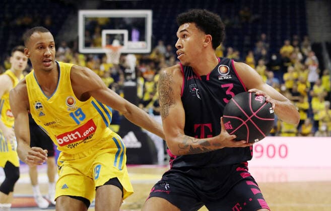 Louis Olinde, Tyson Ward Aktion Spielszene Zweikampf Basketball BBL Pokal Achtelfinale Bundesliga Herren Saison 2021 2022 03.10.2021 ALBA Berlin vs. Telekom Baskets Bonn