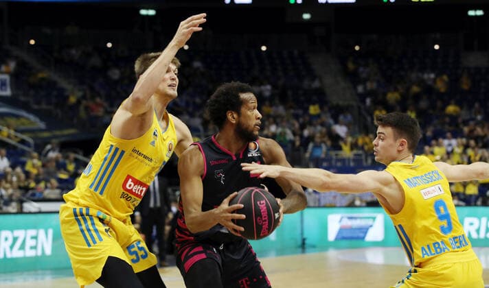 Ben Lammers, Justin Gorham, Jonas Mattissek Aktion Spielszene Zweikampf Basketball BBL Pokal Achtelfinale Bundesliga Herren Saison 2021 2022 03.10.2021 ALBA Berlin vs. Telekom Baskets Bonn