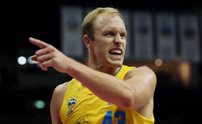 Luke Sikma zeigend, gestikulierend Mimik Aktion Oberkoerper Oberkörper Basketball BBL Pokal Achtelfinale Bundesliga Herren Saison 2021 2022 03.10.2021 ALBA Berlin vs. Telekom Baskets Bonn