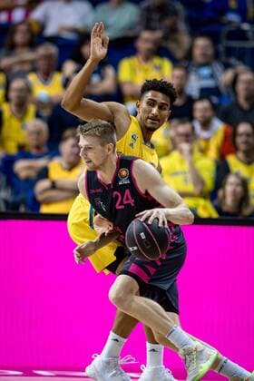 Basketball Berlin 03.10.2021 Saison 2021 2022 MagentaSport BBL Pokal Achtelfinale Alba Berlin - Telekom Baskets Bonn Tim Hasbargen (Bonn, No.24) Maodo Lo (Alba Berlin, No.00)