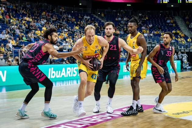 Basketball Berlin 03.10.2021 Saison 2021 2022 MagentaSport BBL Pokal Achtelfinale Alba Berlin - Telekom Baskets Bonn Luke Sikma (Alba Berlin, No.43) Leon Kratzer (Bonn, No.21) Jeremy Morgan (Bonn, No.20)