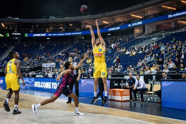Basketball Berlin 03.10.2021 Saison 2021 2022 MagentaSport BBL Pokal Achtelfinale Alba Berlin - Telekom Baskets Bonn Javel Zoosman (Alba Berlin, No.50) Parker Jackson-Cartwright (Bonn, No.33)