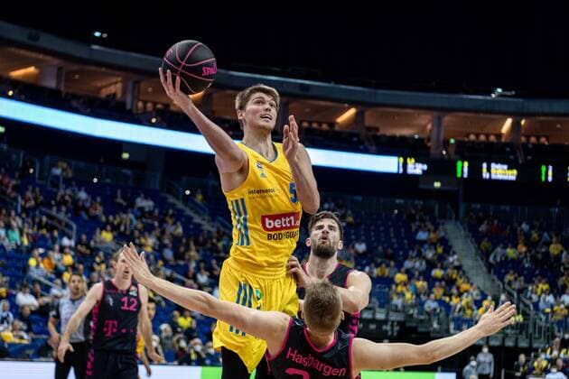 Basketball Berlin 03.10.2021 Saison 2021 2022 MagentaSport BBL Pokal Achtelfinale Alba Berlin - Telekom Baskets Bonn Ben Lammers (Alba Berlin, No.55) Tim Hasbargen (Bonn, No.24) Leon Kratzer (Bonn, No.21)