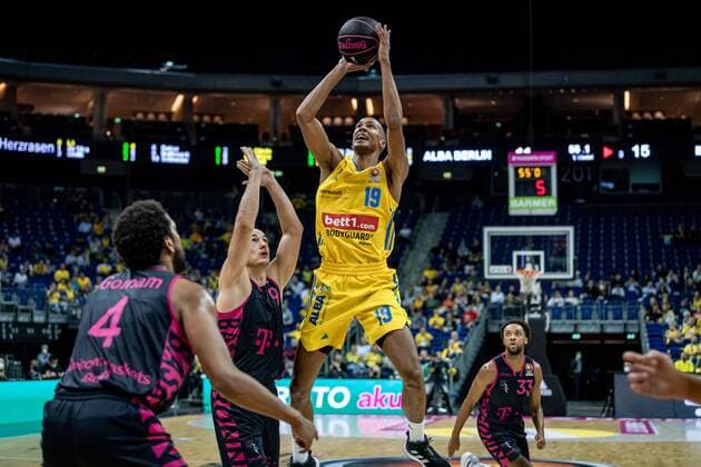 Basketball Berlin 03.10.2021 Saison 2021 2022 MagentaSport BBL Pokal Achtelfinale Alba Berlin - Telekom Baskets Bonn Louis Olinde (Alba Berlin, No.19) Karsten Tadda (Bonn, No.09)