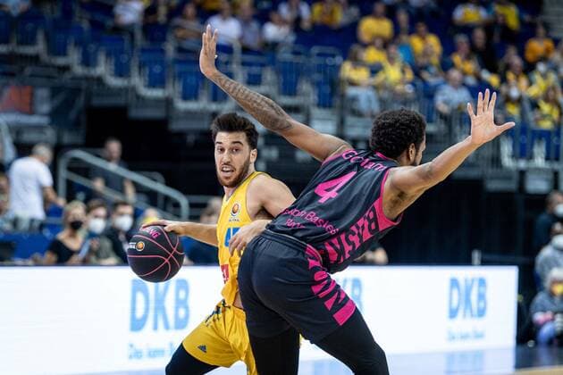 Basketball Berlin 03.10.2021 Saison 2021 2022 MagentaSport BBL Pokal Achtelfinale Alba Berlin - Telekom Baskets Bonn Tamir Blatt (Alba Berlin, No.45) Justin Gorham (Bonn, No.04)