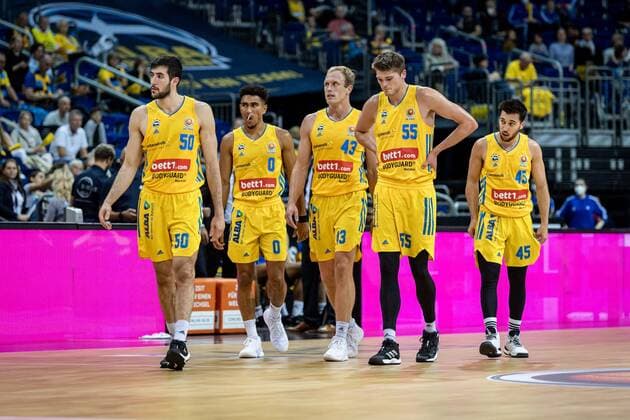 Basketball Berlin 03.10.2021 Saison 2021 2022 MagentaSport BBL Pokal Achtelfinale Alba Berlin - Telekom Baskets Bonn Alba Javel Zoosman (Alba Berlin, No.50) Maodo Lo (Alba Berlin, No.00) Luke Sikma (Alba Berlin, No.43) Ben Lammers (Alba Berlin, No.55) Tamir Blatt (Alba Berlin, No.45) vlnr.
