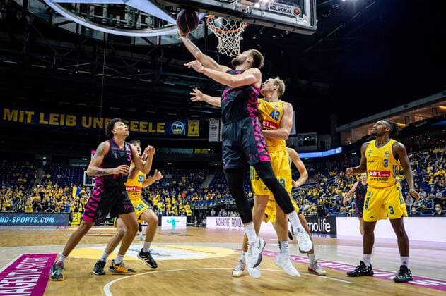 Basketball Berlin 03.10.2021 Saison 2021 2022 MagentaSport BBL Pokal Achtelfinale Alba Berlin - Telekom Baskets Bonn Leon Kratzer (Bonn, No.21) Luke Sikma (Alba Berlin, No.43)