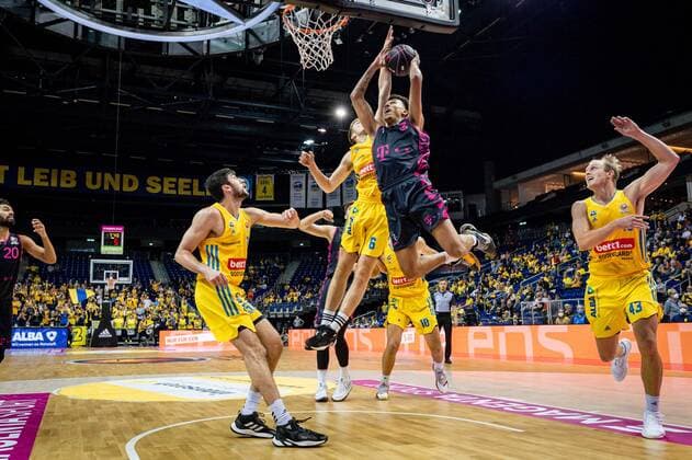 Basketball Berlin 03.10.2021 Saison 2021 2022 MagentaSport BBL Pokal Achtelfinale Alba Berlin - Telekom Baskets Bonn Tyson Ward (Bonn, No.03) Malte Delow (Alba Berlin, No.06)