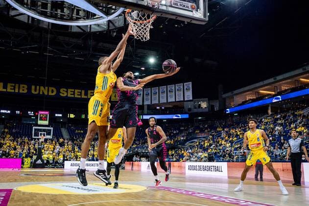 Basketball Berlin 03.10.2021 Saison 2021 2022 MagentaSport BBL Pokal Achtelfinale Alba Berlin - Telekom Baskets Bonn Parker Jackson-Cartwright (Bonn, No.33) Louis Olinde (Alba Berlin, No.19)