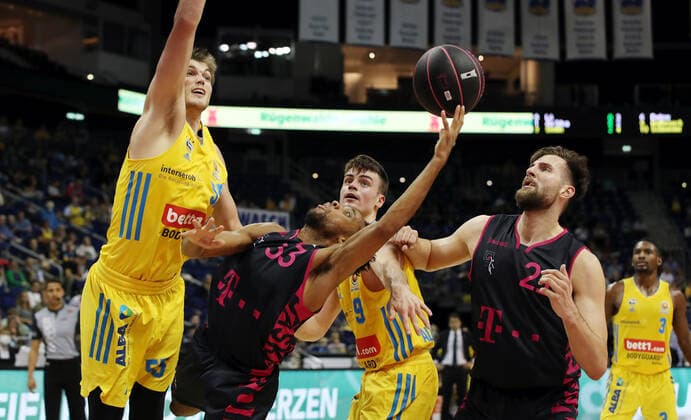 Ben Lammers, Parker Jackson Cartwright, Jonas Mattissek, Leon Kratzer Aktion Spielszene Zweikampf Basketball BBL Pokal Achtelfinale Bundesliga Herren Saison 2021 2022 03.10.2021 ALBA Berlin vs. Telekom Baskets Bonn