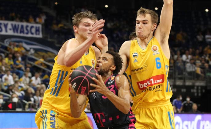 Ben Lammers, Parker Jackson Cartwright, Malte Delow Aktion Spielszene Zweikampf Basketball BBL Pokal Achtelfinale Bundesliga Herren Saison 2021 2022 03.10.2021 ALBA Berlin vs. Telekom Baskets Bonn