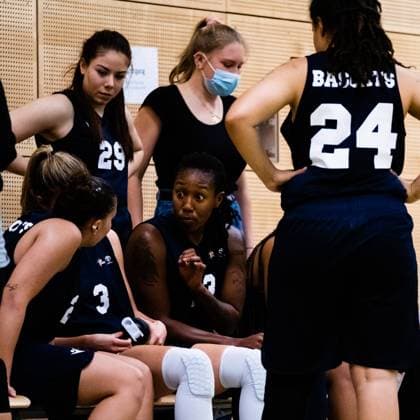 Duesseldorf, Germany, October 3r Marquita Waller ( 13 Capitol Bascats ) during a time out at the 1. Toyota Damen Basketball Bundesliga game between the Capitol Bascats Duesseldorf and inexio Royals Saarlouis at Wekita Sportarena in Duesseldorf 1. Toyota Damen Basketball Bundesliga - Capitol Bascats Duesseld 