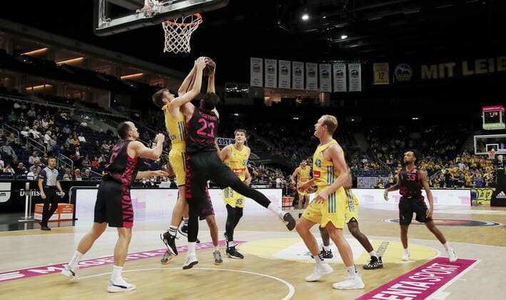 Malte Delow, Leon Kratzer Aktion Spielszene Zweikampf Basketball BBL Pokal Achtelfinale Bundesliga Herren Saison 2021 2022 03.10.2021 ALBA Berlin vs. Telekom Baskets Bonn