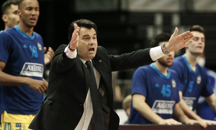 Trainer Israel Gonzales zeigend, gestikulierend Aktion Oberkoerper Oberkörper Basketball BBL Pokal Achtelfinale Bundesliga Herren Saison 2021 2022 03.10.2021 ALBA Berlin vs. Telekom Baskets Bonn