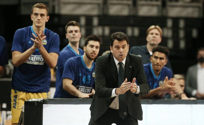 Trainer Israel Gonzales zeigend, gestikulierend Aktion Oberkoerper Oberkörper Basketball BBL Pokal Achtelfinale Bundesliga Herren Saison 2021 2022 03.10.2021 ALBA Berlin vs. Telekom Baskets Bonn